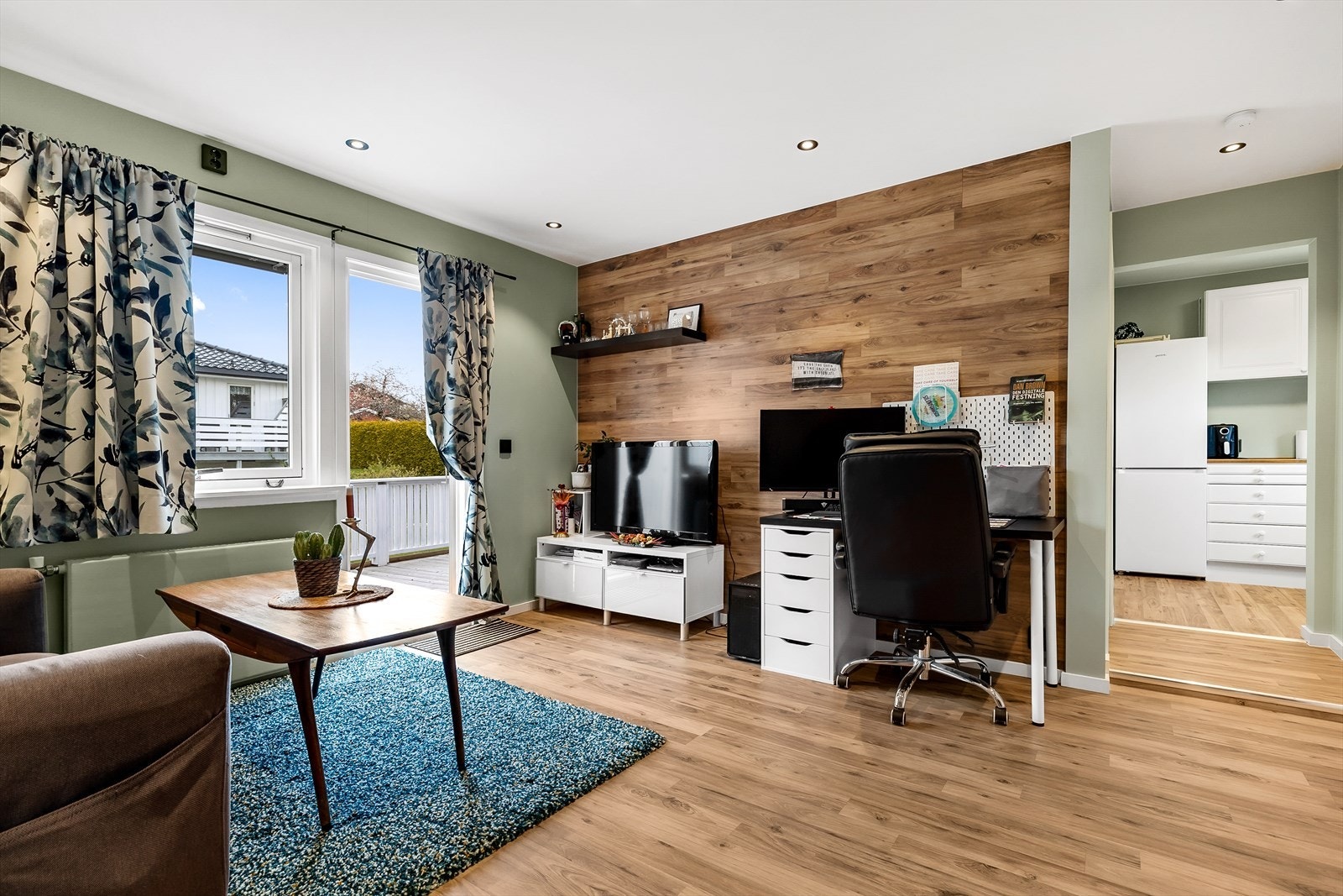 Leilighet 3: Pen stue med lekker kontrastvegg med laminat Galleribilde