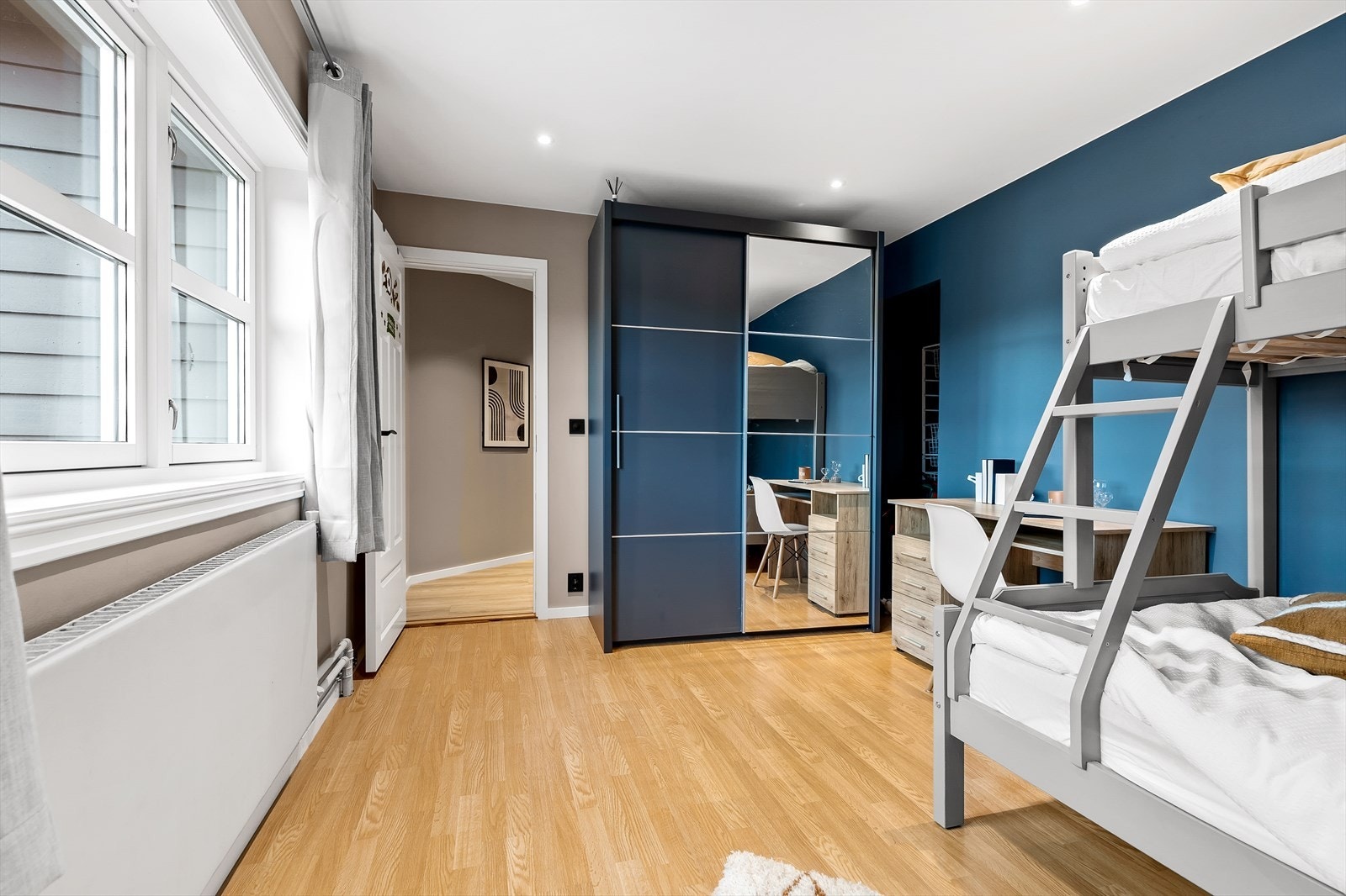 Hovedleiligheten/Leilighet 1: Barnerommet er innredet med skyvedørsgarderobe for oppbevaring av klær, sko m.m. Dette rommet er omtalt som arb.rom i de siste byggetegningene fra kommunen, men i de første byggetegningene er det omtalt som soverom Galleribilde