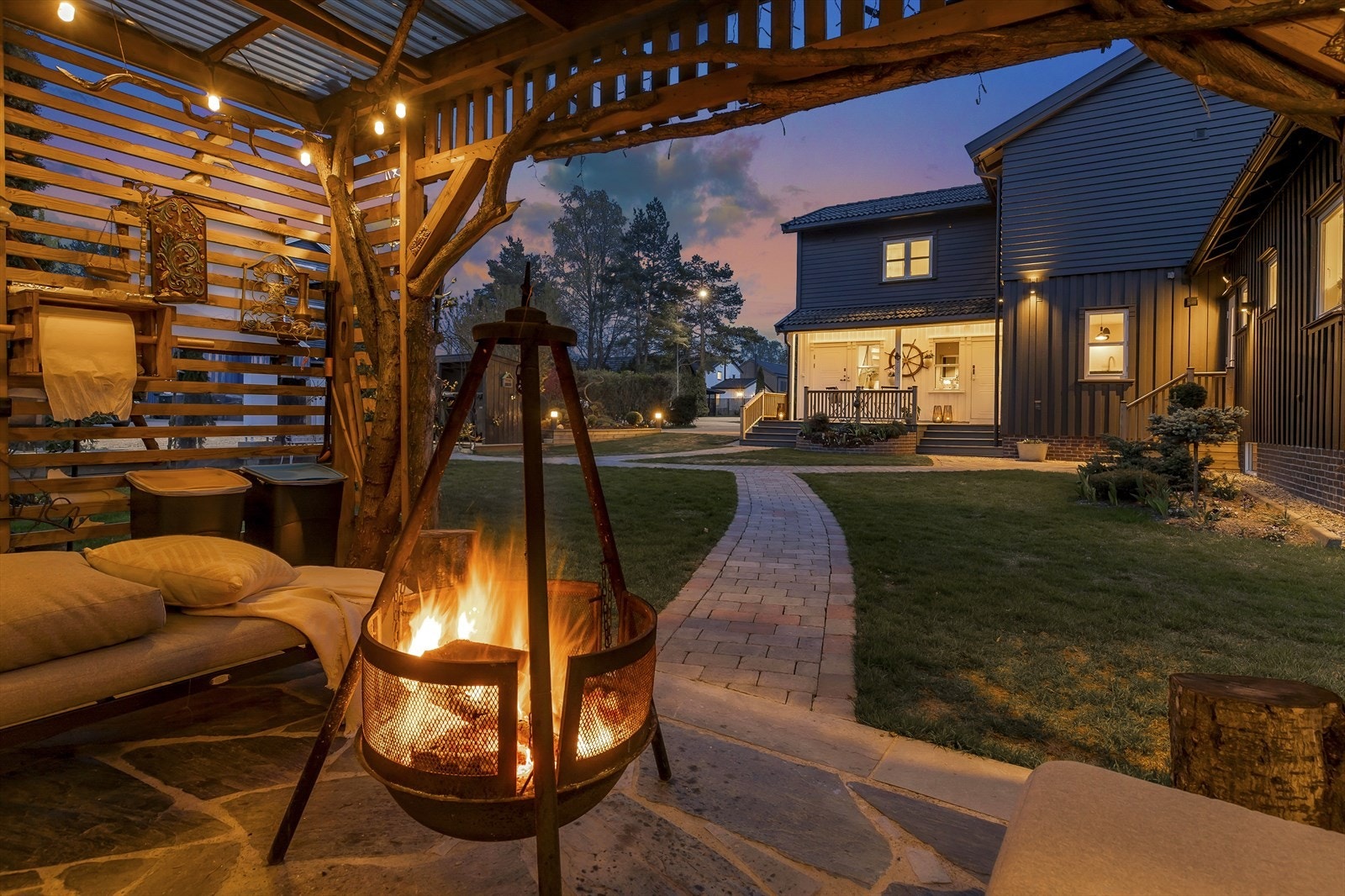 Her kan man sitter å nyte varmen fra bålpannen i hyggelig lag Galleribilde