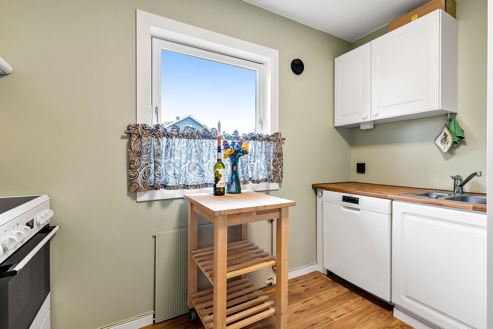 Leilighet 3: Kjøkkenet har plass for frittstående hvitevarer som kjøl-/fryseskap, oppvaskmaskin og komfyr Galleribilde