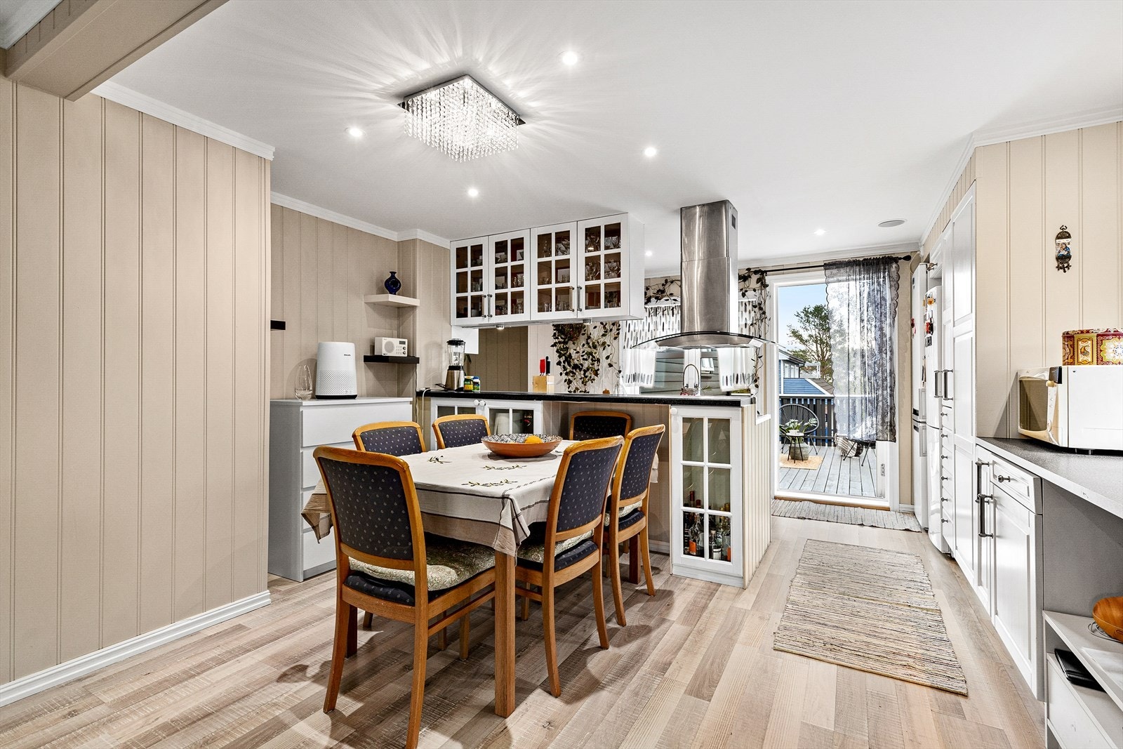 Leilighet 2: Kjøkkenet har vitrineskap på begge sidene, noe som gjør det enkelt å dekke til på spisebordet som ligger rett ved Galleribilde