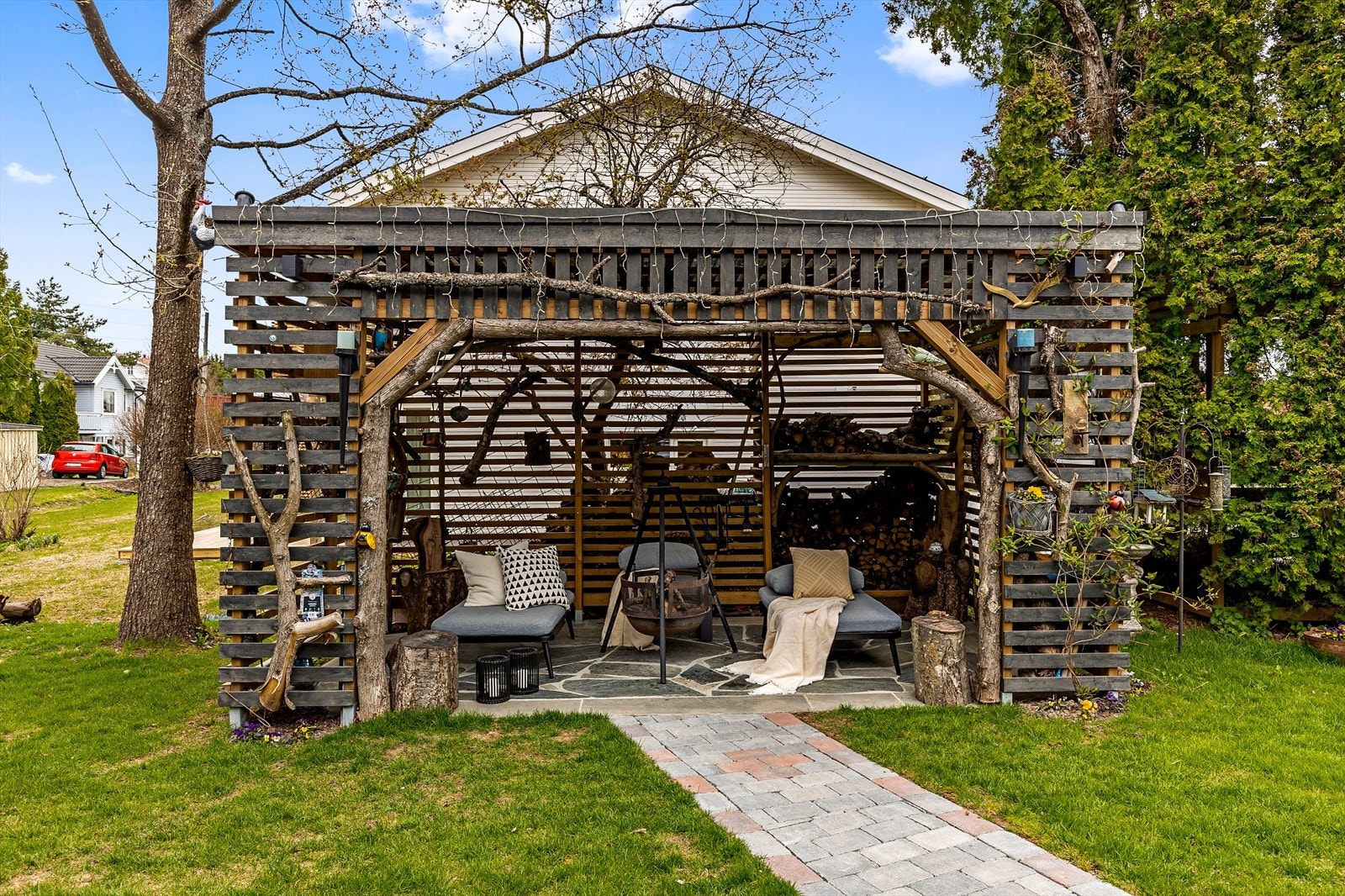 Hyggelig paviljong hvor man kan nyte varmen fra bålpannen i hyggelig lag Galleribilde