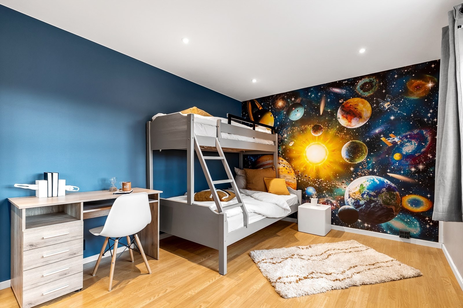 Hovedleiligheten/Leilighet 1: Har et stort og kult barnerom i 2.etasje som rommer både køyeseng, skrivepult, garderobeskap m.m. Galleribilde