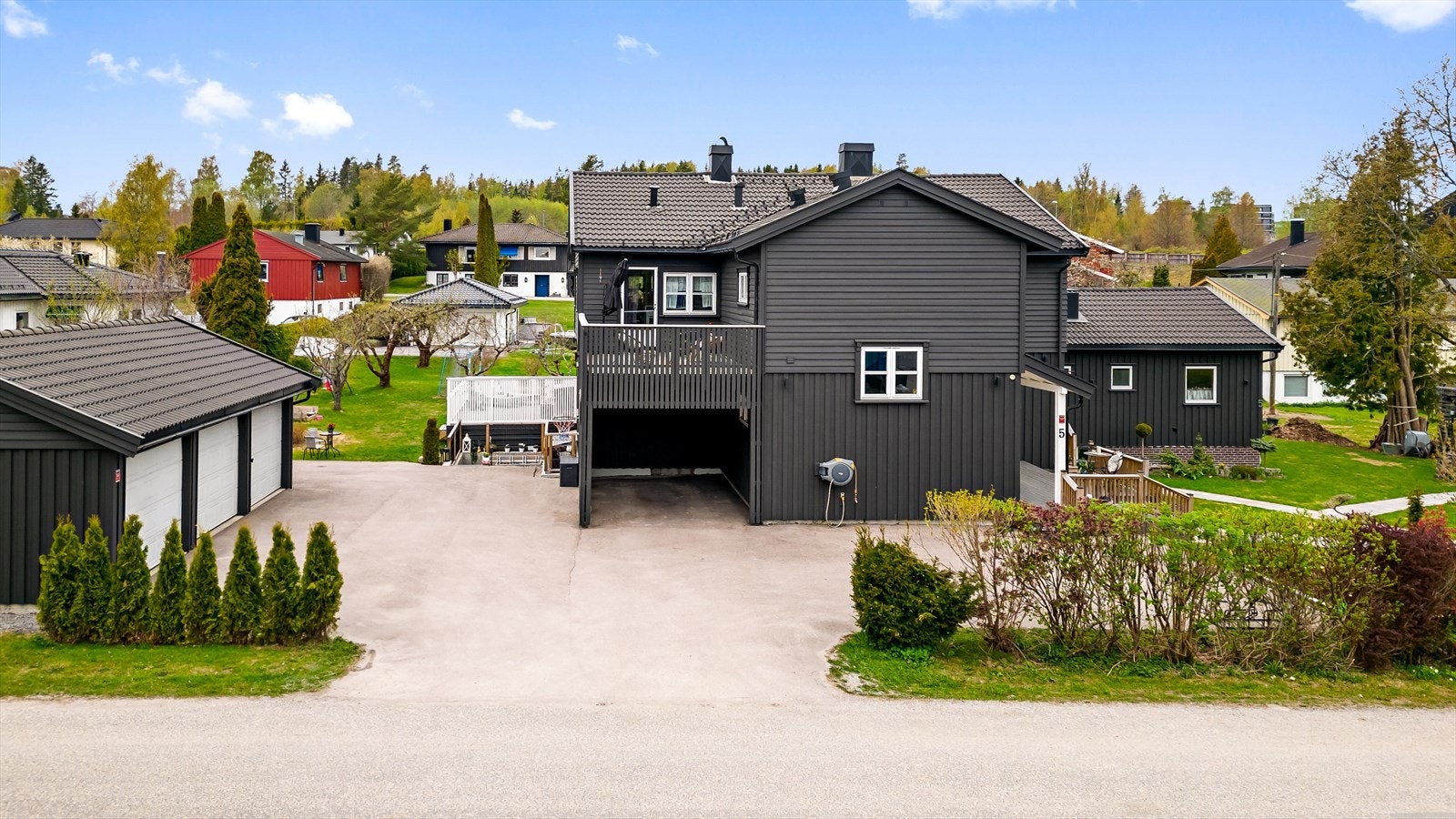 Gamle Åsvei 5 er en frittliggende enebolig med sokkelleilighet og hybelleil. beliggenhet i et veletablert og populært boligområde i Ski. Galleribilde