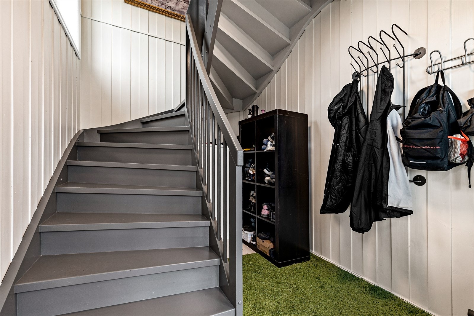 Leilighet 2: Pen entré med noe oppheng for yttertøy og plass for sko Galleribilde