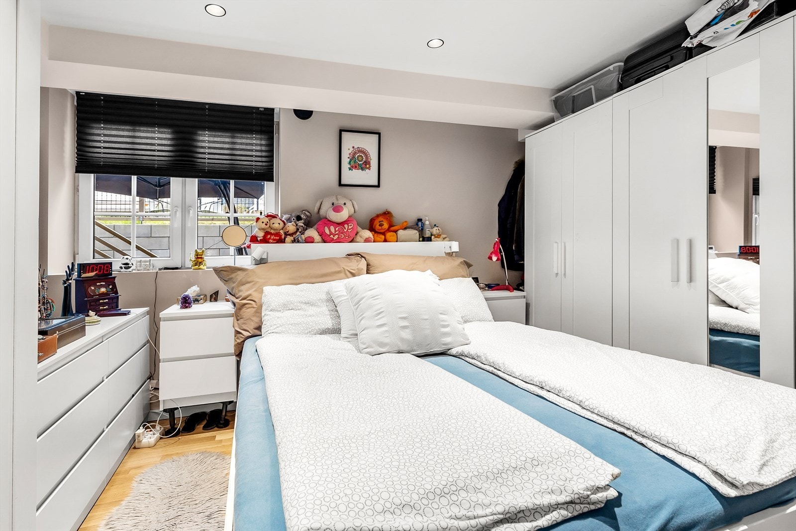 Hybel/Leilighet 4: Soverom 1 innredet med garderobeskap og har plass til dobbeltseng, nattbord og kommoder Galleribilde