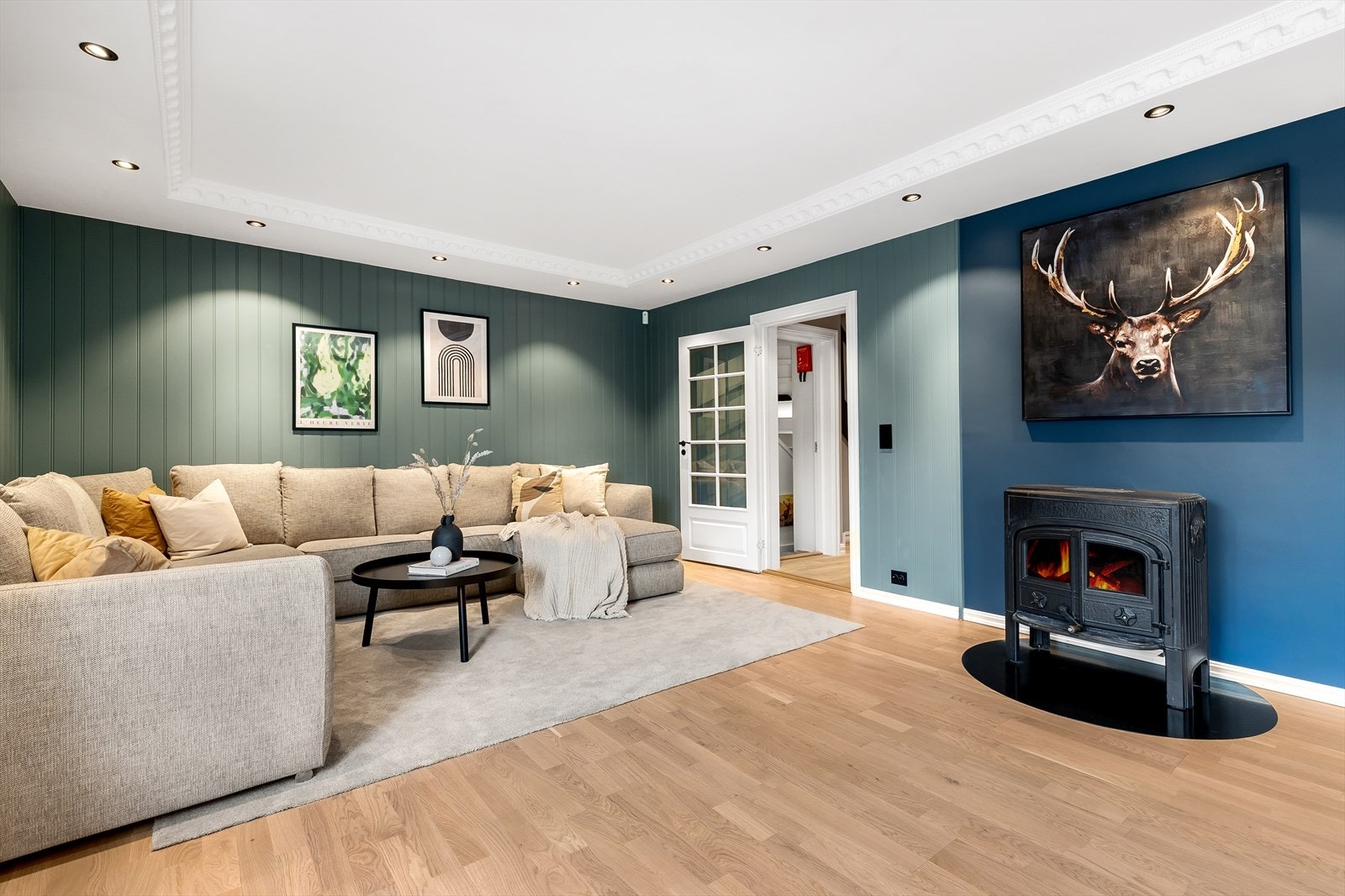 Hovedleiligheten/Leiligheten 1: Stuen er romslig og har god plass for stor sofa, spisebord, tv-møblement m.m. Galleribilde