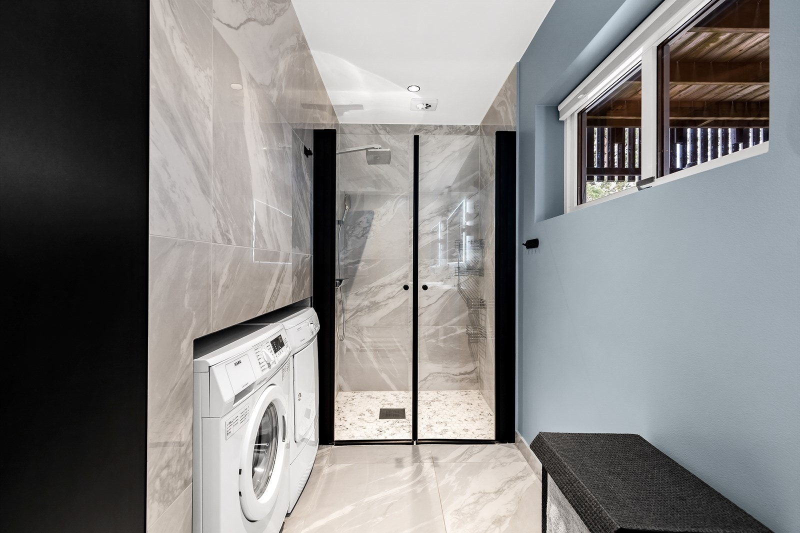 Hovedleilighet/Leilighet 1: Badet har både dusjnisje og badekar. I tillegg er det plass til både vaskemaskin og tørketrommel Galleribilde