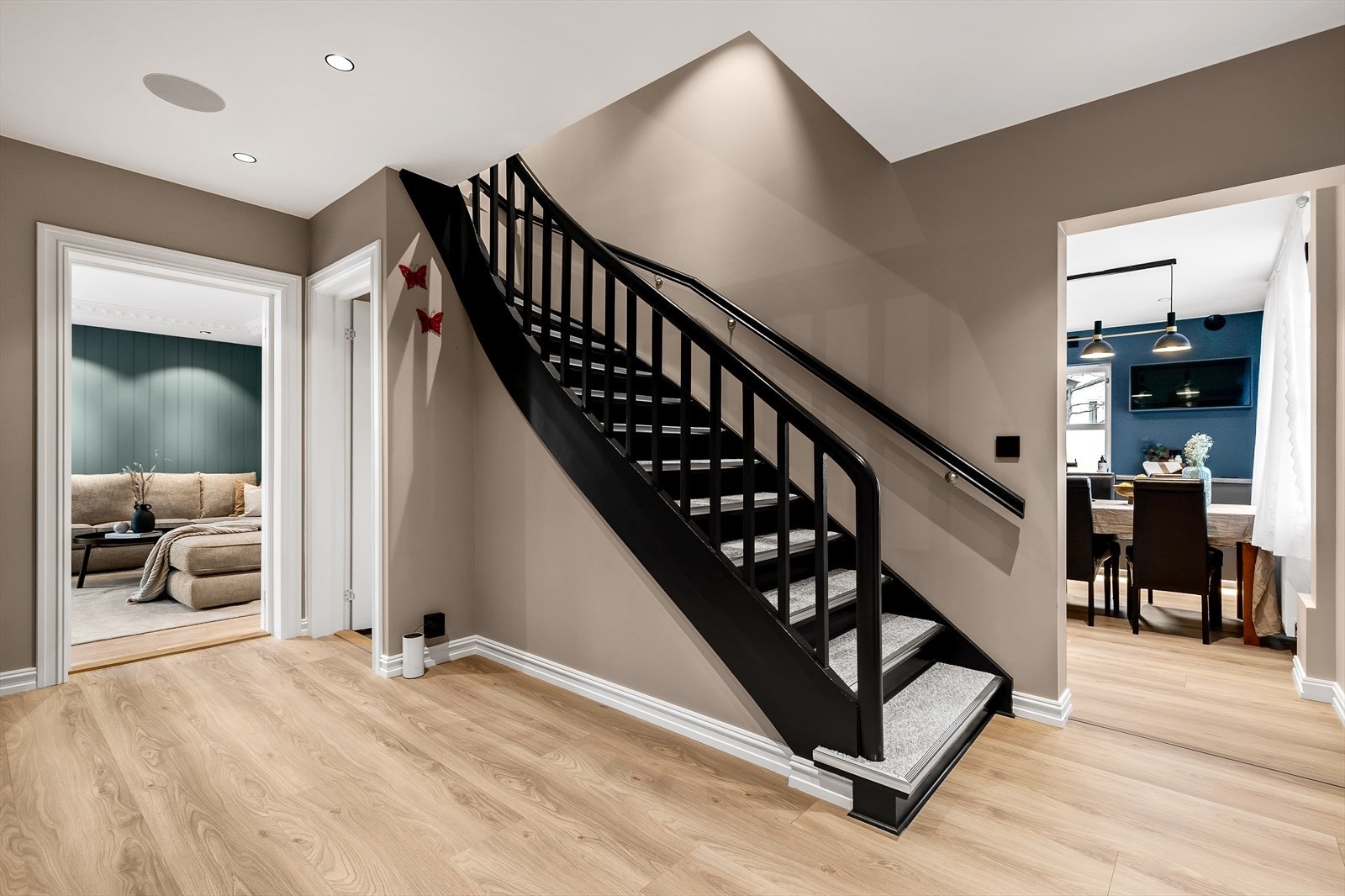 Hovedleiligheten/Leilighet 1: Fra hallen i 1. etasje er det trapp opp til 2. etasje Galleribilde