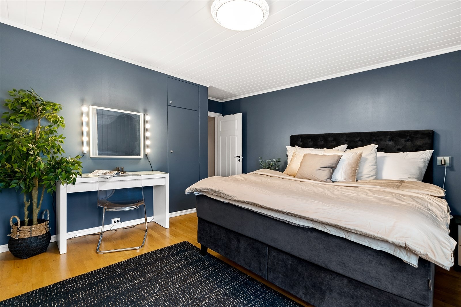 Hovedleilighet/Leilighet 1: Hovedsoverommet er romslig og har plass til stor dobbeltseng, nattbord, kommode m.m. Galleribilde