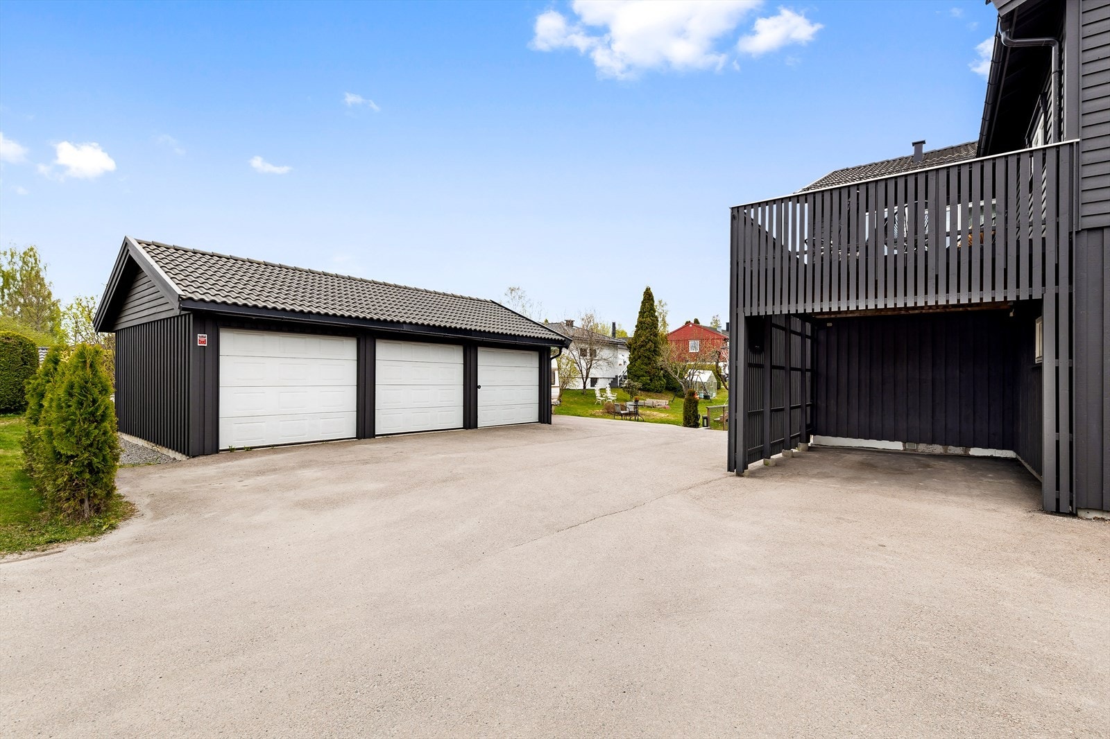 Frittliggende garasje fra 2008. 3 elektrisk garasjeporter og innlagt strøm i garasjen. Det foreligger ikke tegninger på garasjen. Galleribilde
