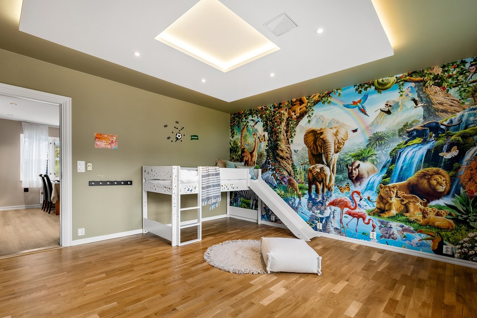 Hovedleilighet/Leilighet 1: Barnerommet har en kul tapet som kontrastvegg Galleribilde