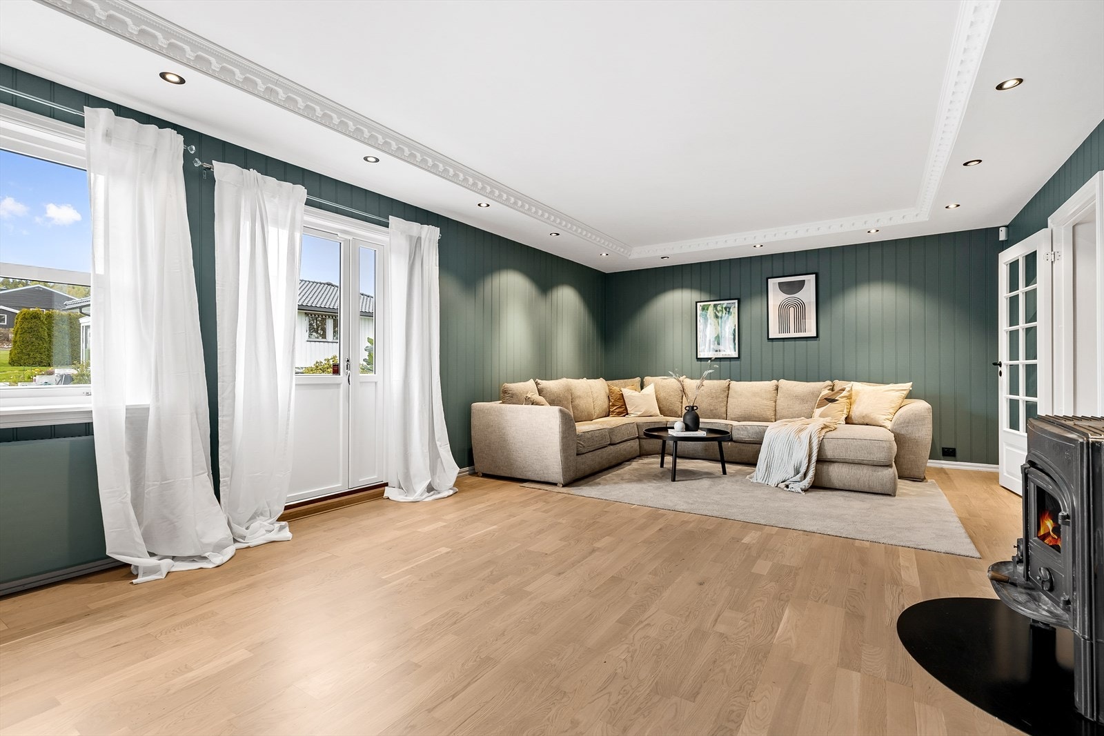 Hovedleiligheten/Leilighet 1: Hovedleiligheten er pent oppusset de senere år og fremstår som lekker og tidsriktig Galleribilde