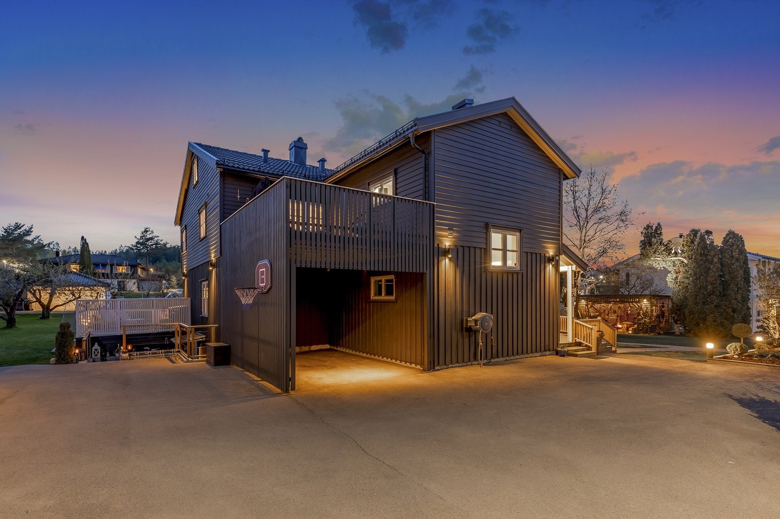 Det er rikelig med parkeringsplasser på eiendommen med carport, trippelgarasje og romslig innkjørsel Galleribilde
