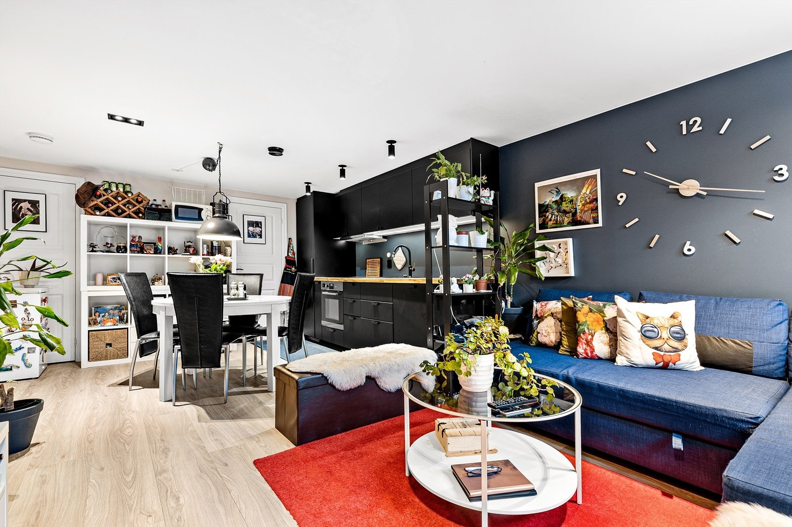 Hybel/Leilighet 4: Oppholdsrommet har plass til både sofagruppe, spisebord, tv-møblement m.m. Galleribilde