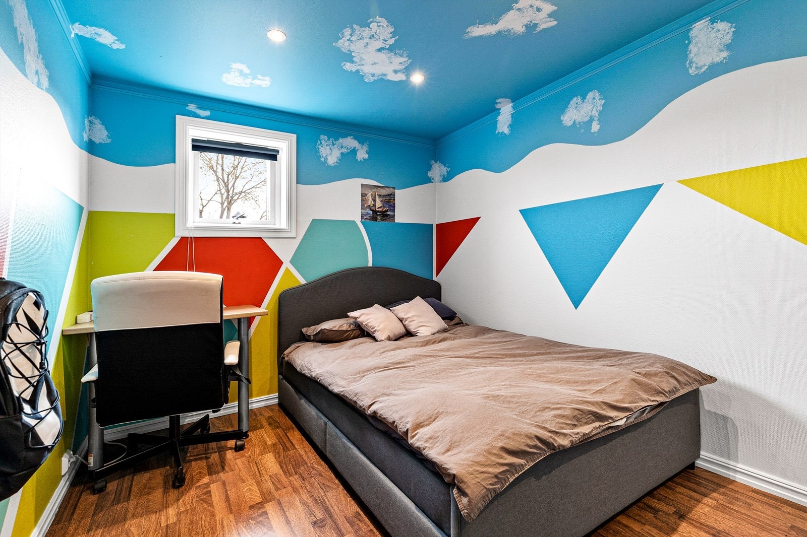 Leilighet 2: Soverom 3 har kule og kreative vegger. Perfekt for et barnerom Galleribilde