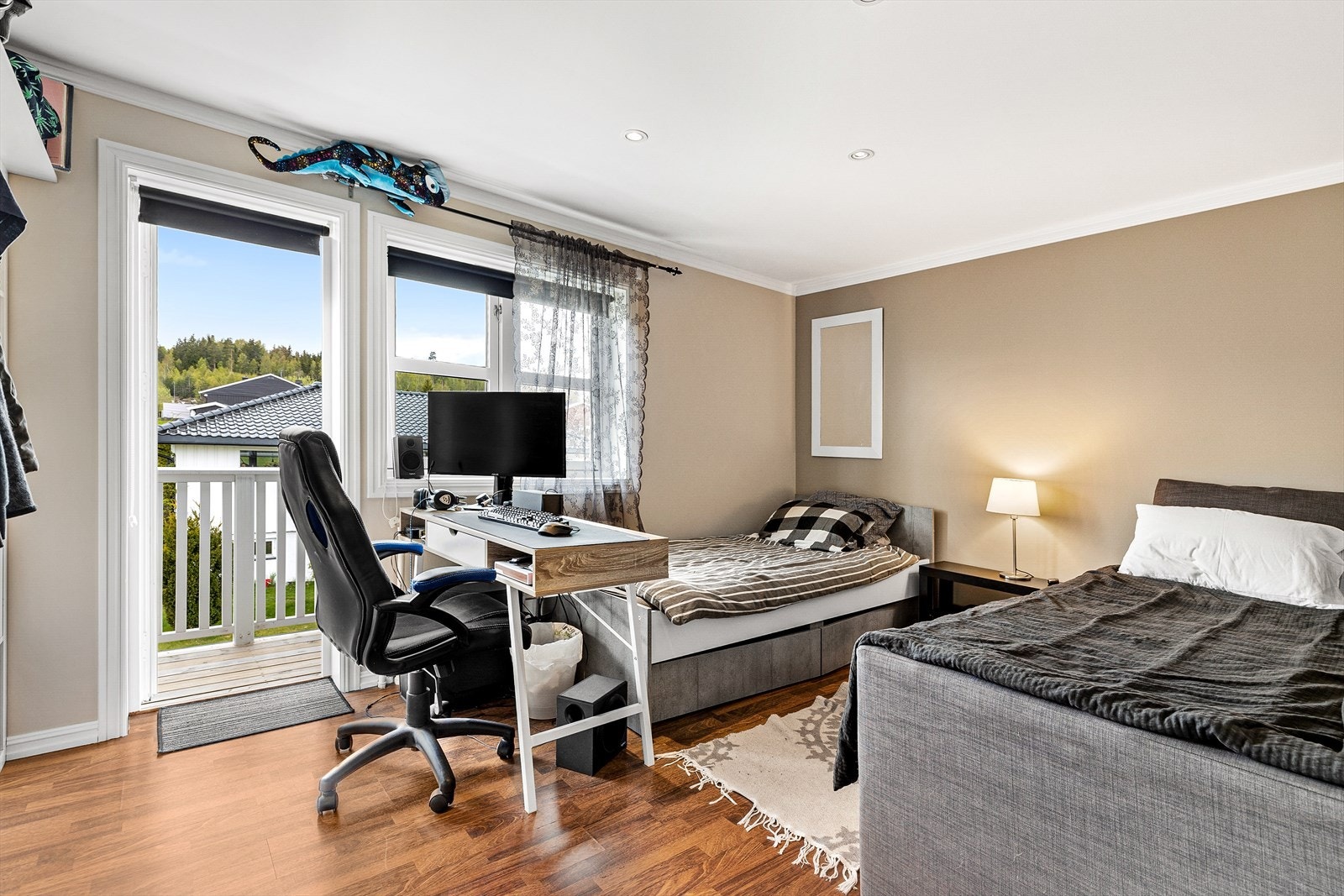 Leilighet 2: Soverom 2 er også av god størrelse og har utgang til liten balkong Galleribilde