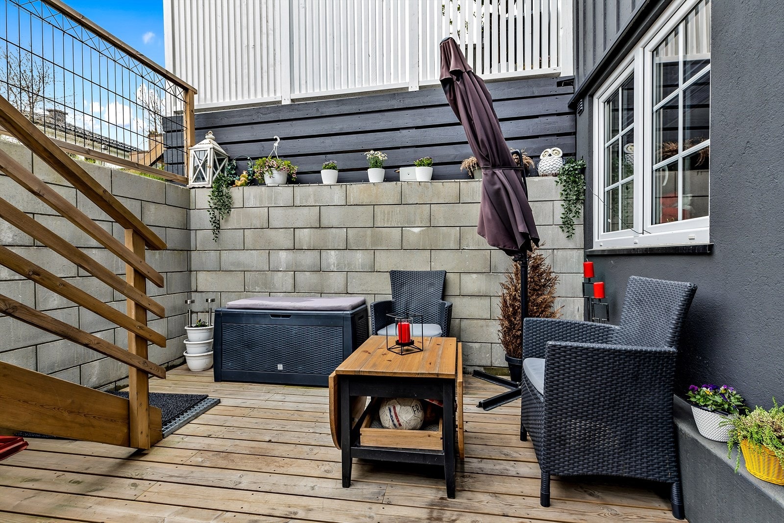 Hybel/Leilighet 4: Utenfor inngangen er det markterrasse på 13 m² som vender mot syd Galleribilde