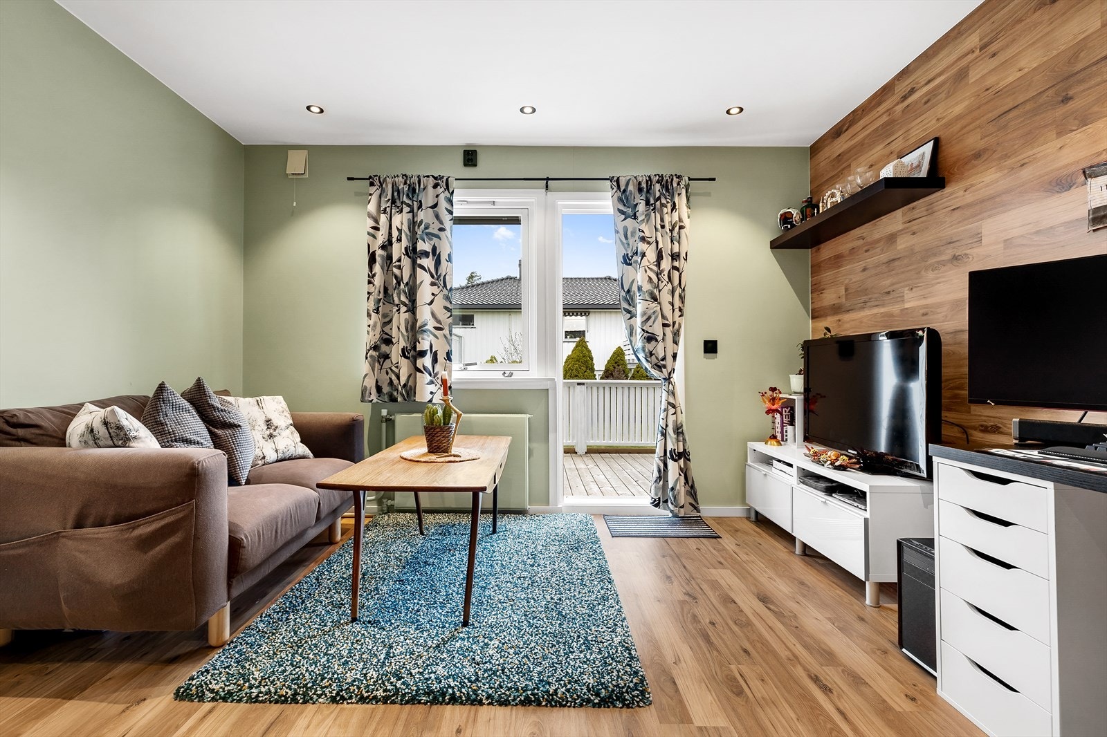 Leilighet 3: Fra stuen er det utgang til en vestvendt terrasse på hele 19 m² Galleribilde