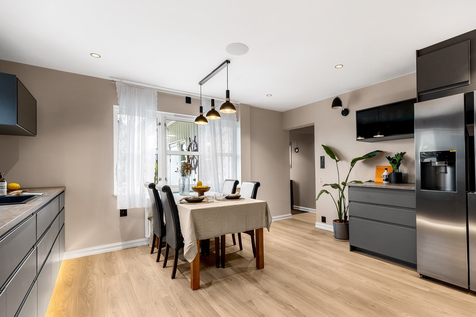 Hovedleilighet/Leilighet 1: Kjøkkenet har integrerte hvitevarer som oppvaskmaskin, platetopp med induksjon, ovn, micro, vinskap og kjøl/fryseskap Galleribilde