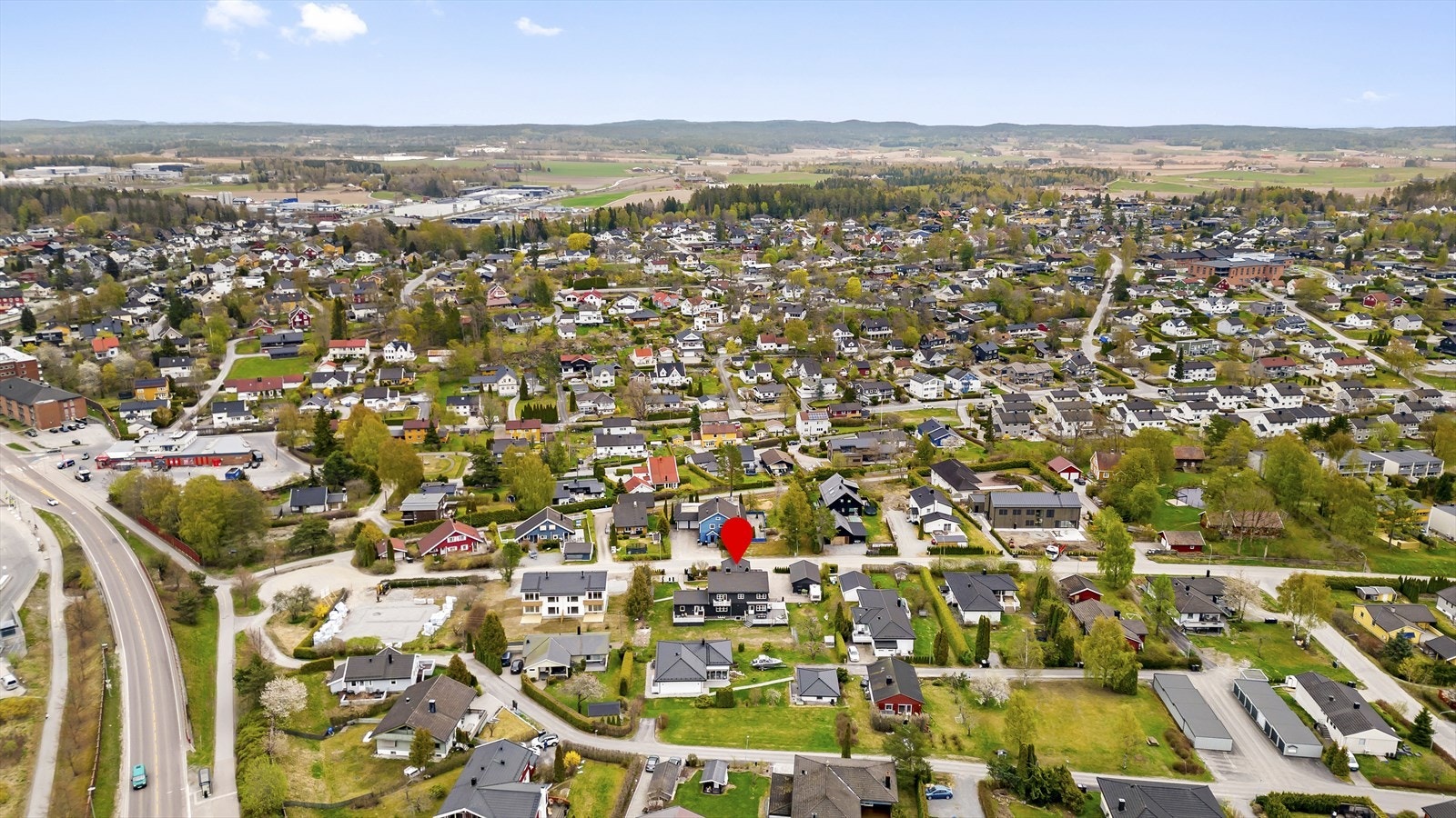 Det er få min. gange til Ski stasjon og Ski storsenter som er kjent for sine mange flotte butikker og hyggelige spisesteder. Her finner du også treningssenter, kinosenter, bibliotek og bowlinghall, hotell, en rekke offentlige kontorer og servicetilbud Galleribilde