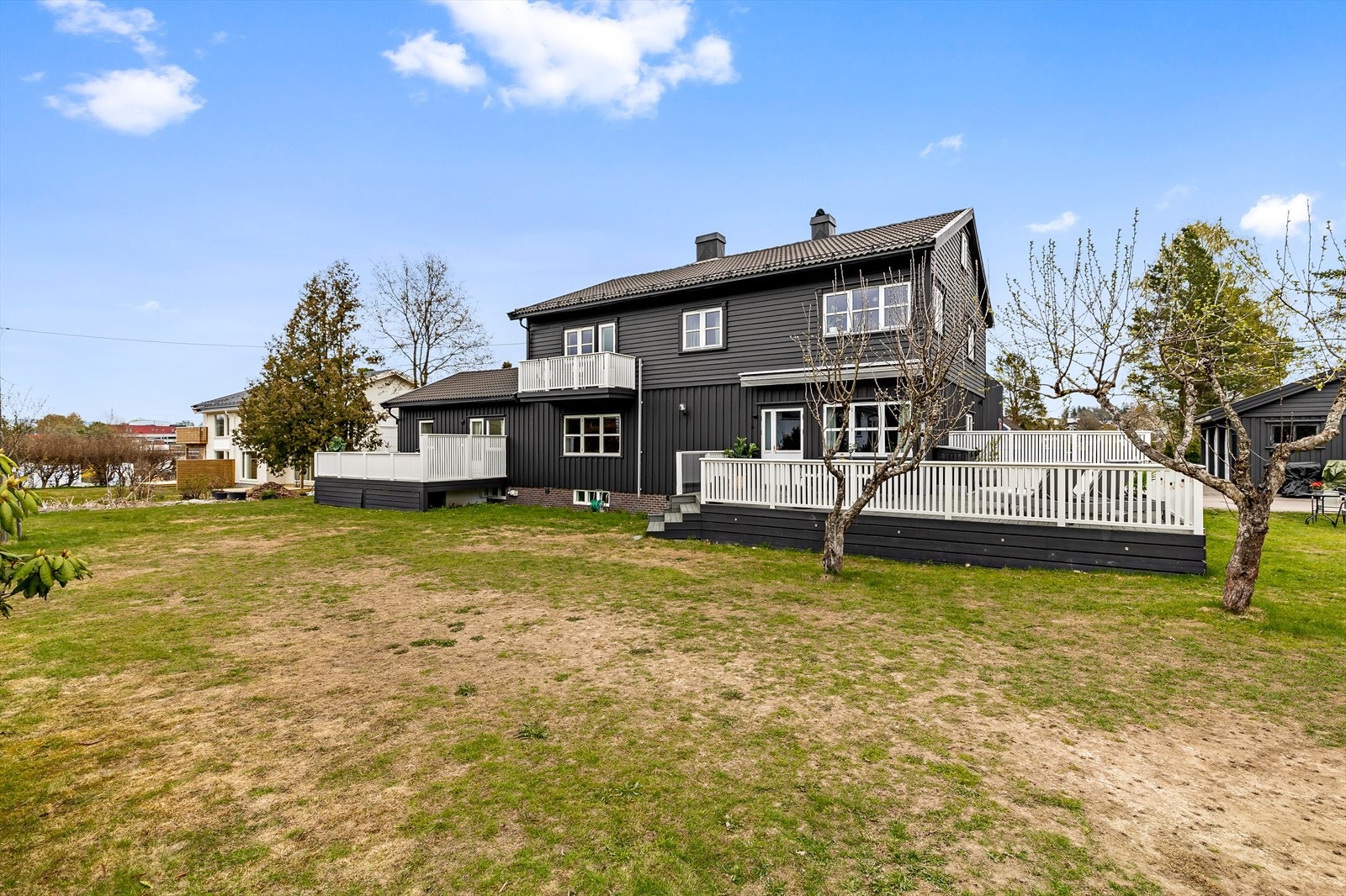 Eiendommen ligger i relativt plant terreng med
svakt helning mot bygget Galleribilde