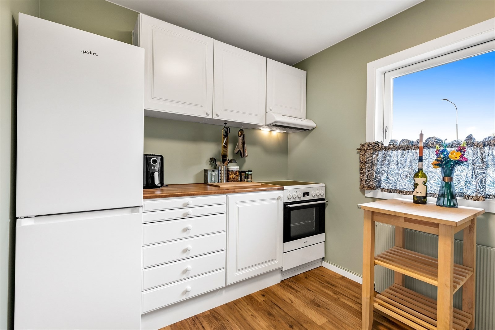 Leilighet 3: Koselig kjøkken fra 2014 med profilerte fronter og laminat benkeplate Galleribilde