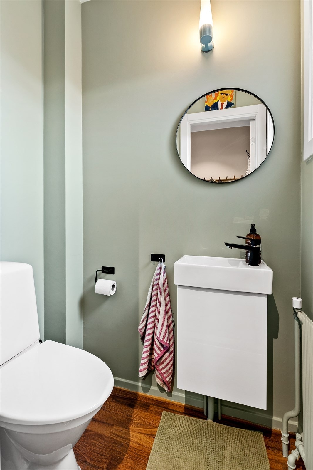 Leilighet 3: Separat toalettrom innredet med toalett og servant på underskap Galleribilde