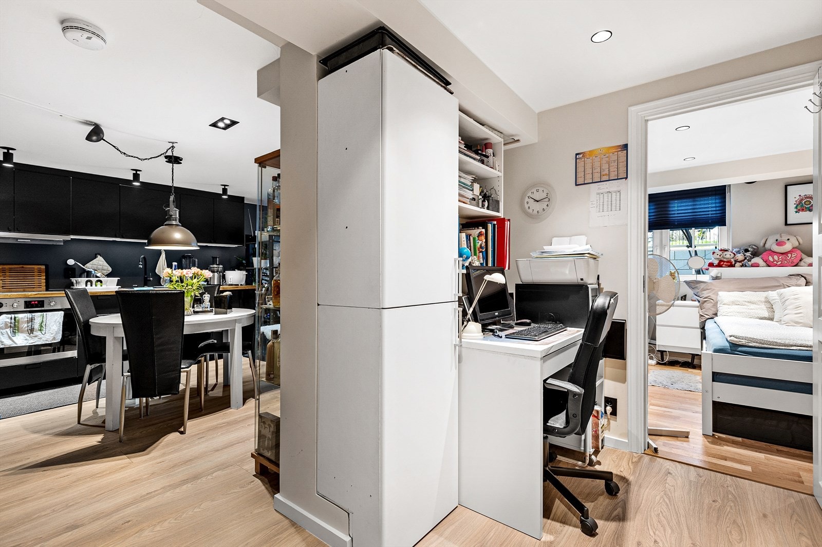 Hybel/Leilighet 4: Hybelleiligheten er god utnyttet i alle kriker og kroker, som her med hjemmekontor Galleribilde