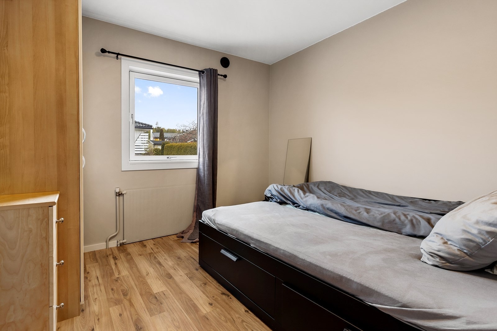 Leilighet 3: Soverom med plass for seng, garderobeskap og nattbord Galleribilde