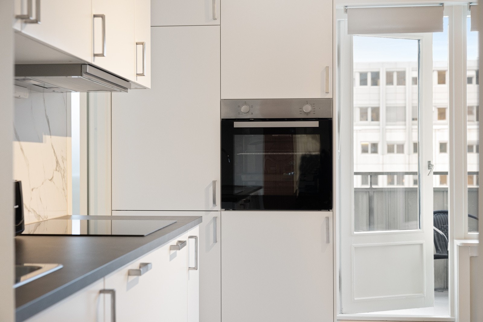 Hvitevarene er integrerte og består av stekeovn, platetopp, oppvaskmaskin og kjøleskap med fryser. Galleribilde