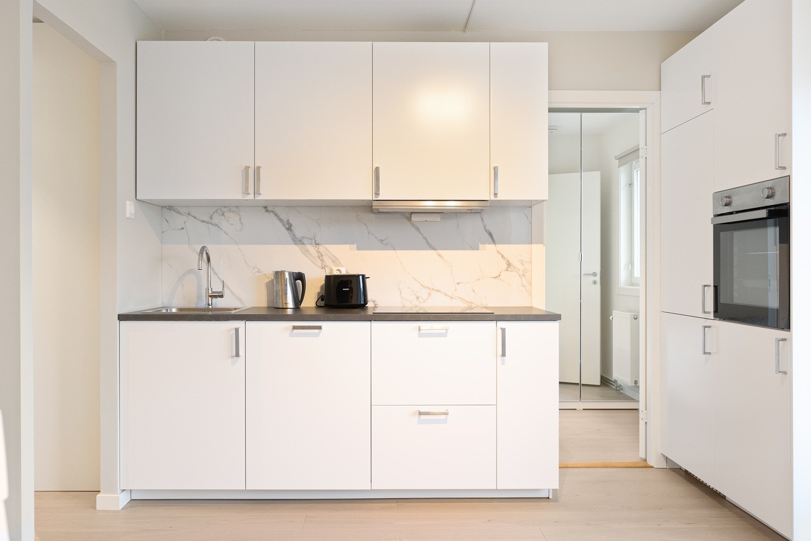 Rikelig med skap- og benkeplass. Galleribilde