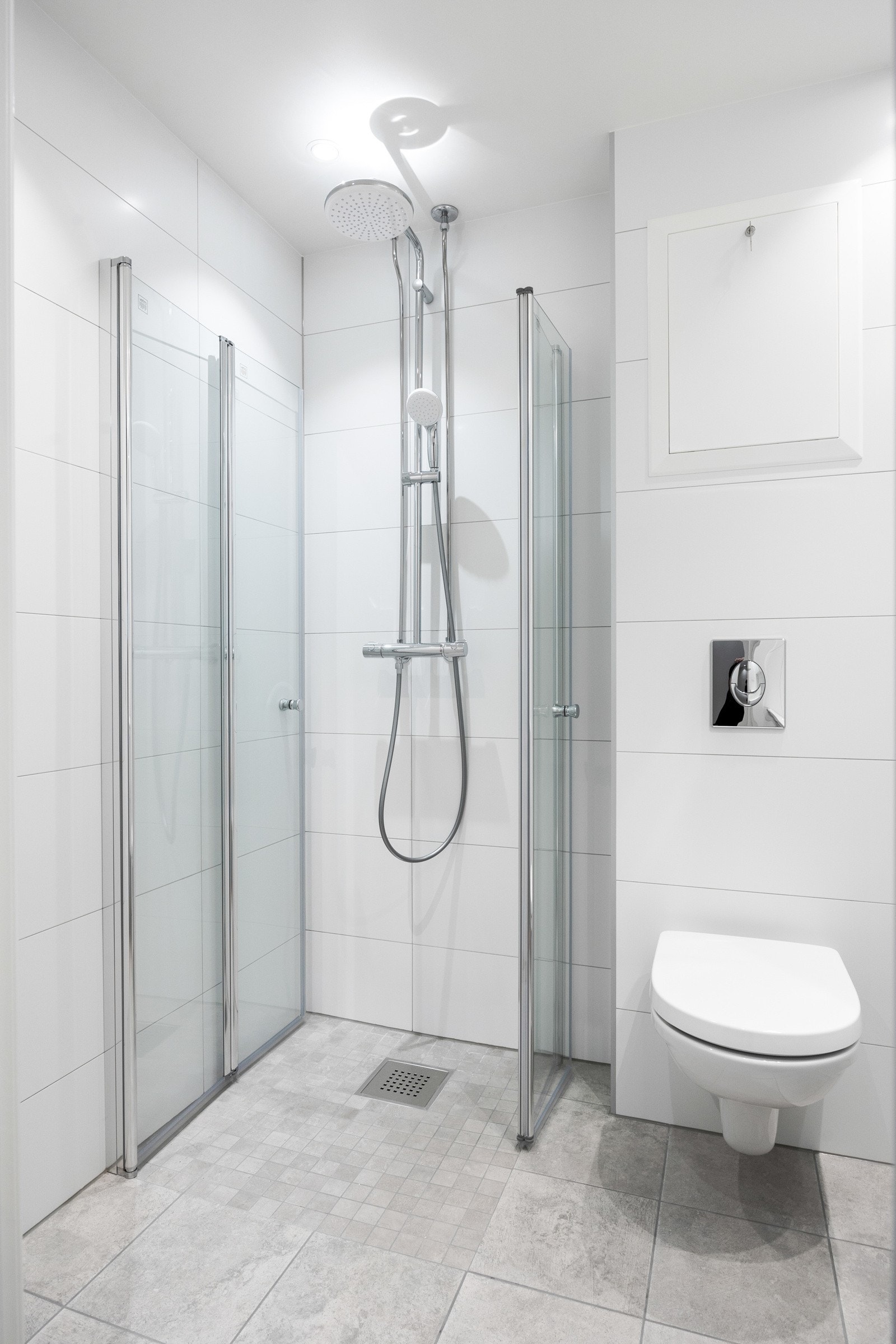 Videre består baderomsinnredningen av dusjhjørne med innfellbare glassdører. Galleribilde