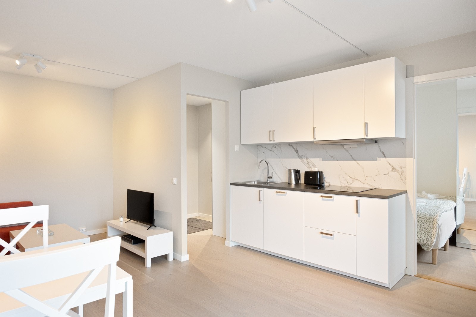 Åpen kjøkken- og stueløsning gir boligen et sosialt og luftig preg. Galleribilde