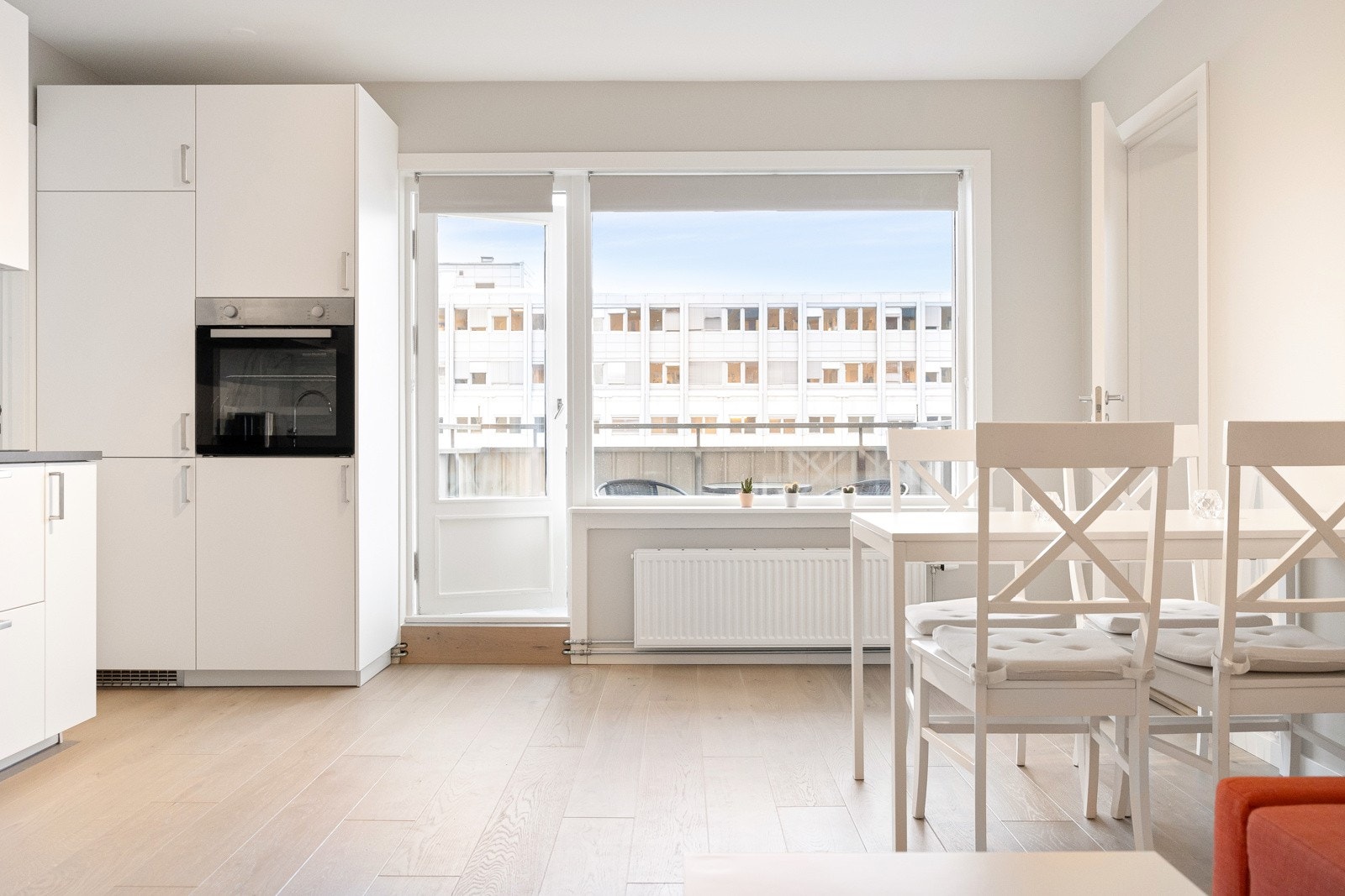 Store vindusflater som slipper til rikelig med naturlig lys. Galleribilde