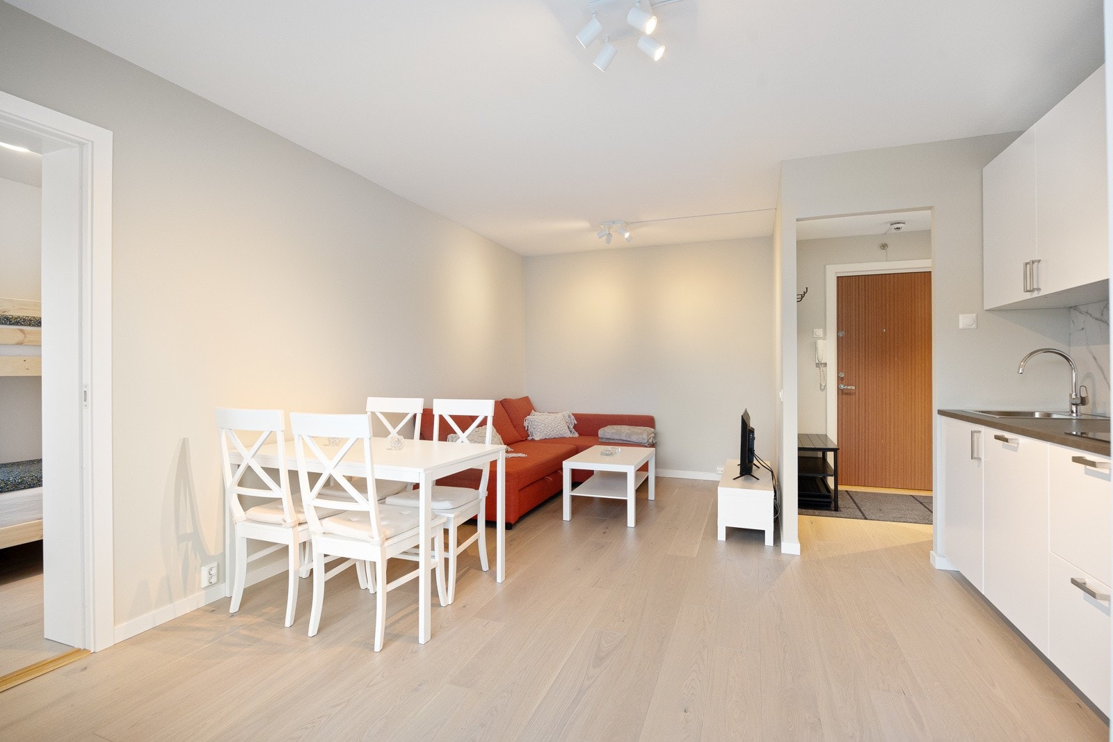 Lys og trivelig stue med god plass til sofagruppe, sofabord og underholdningsavdeling. Galleribilde