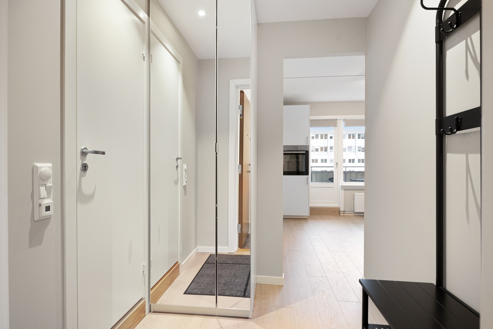 Innbydende og hyggelig entré med plass til ytterklær og sko. Galleribilde