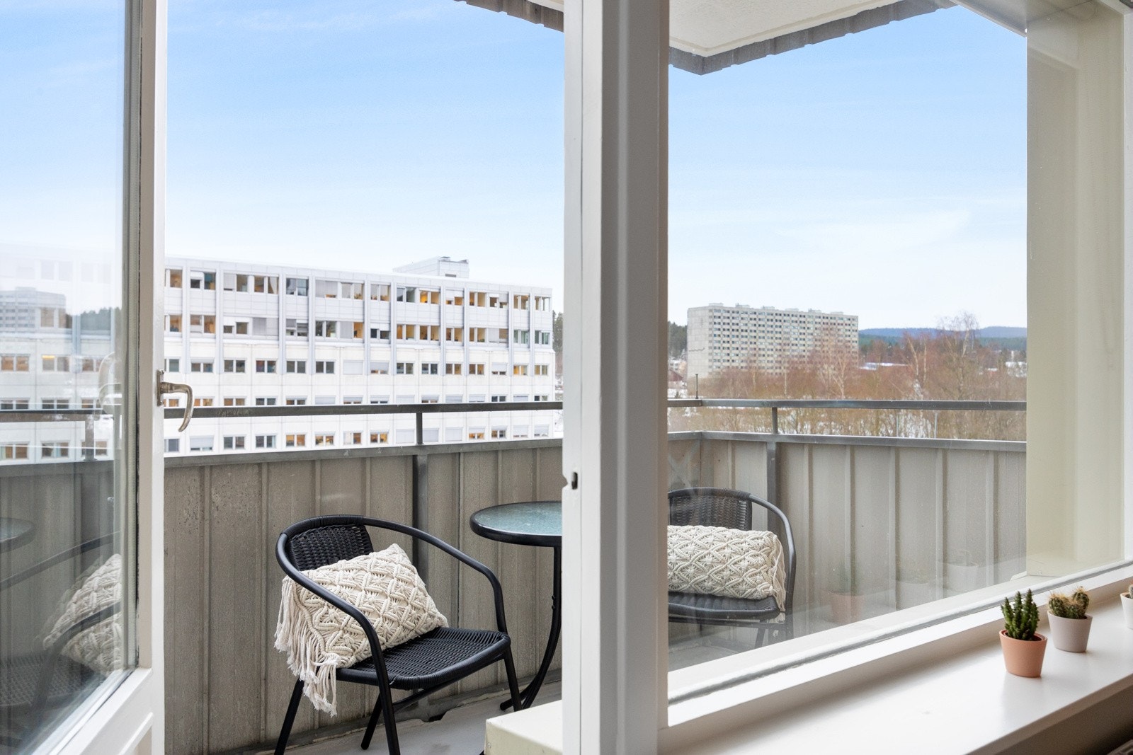 Fra stuen/kjøkkenet er det adkomst til en herlig balkong. Galleribilde