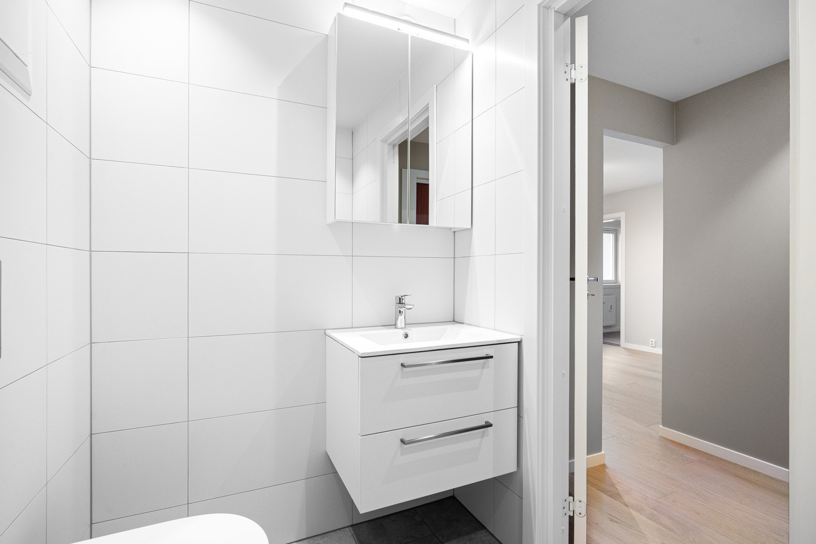 Baderommet ble rehabilitert i 2023 med bl.a. ny sveisemembran og klemring mot sluk, nytt sluk og nye varmekabler Galleribilde