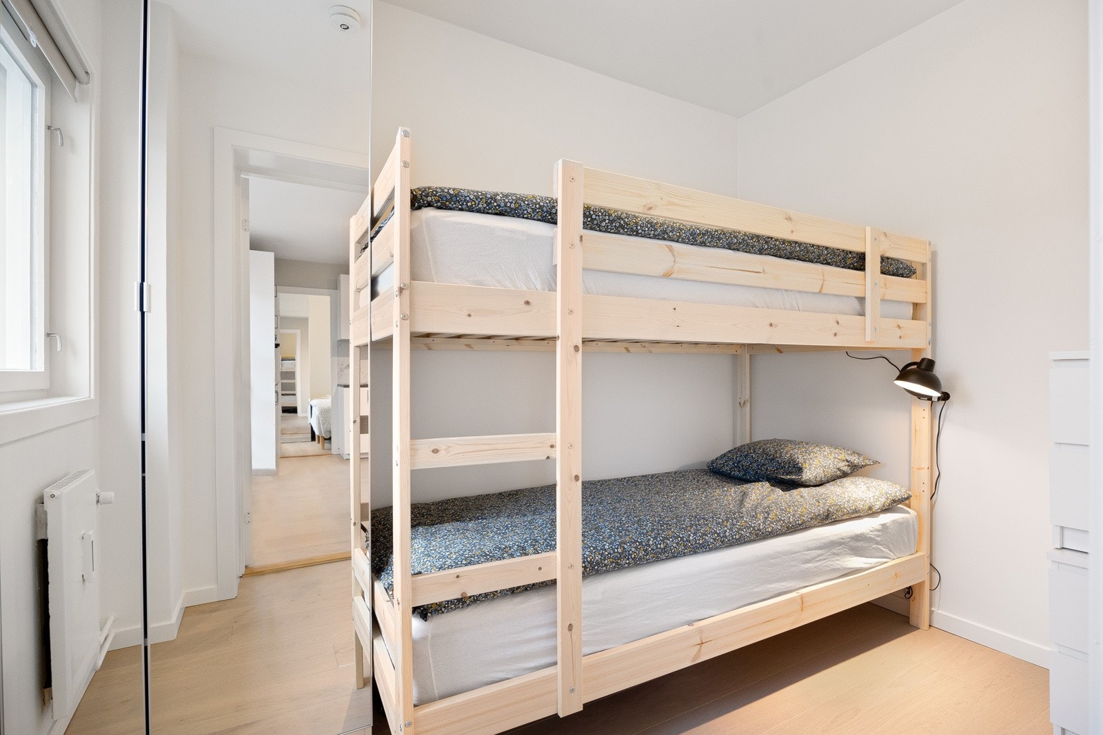 Soverom nummer to har plass til seng, nattbord og garderobeskap. Galleribilde