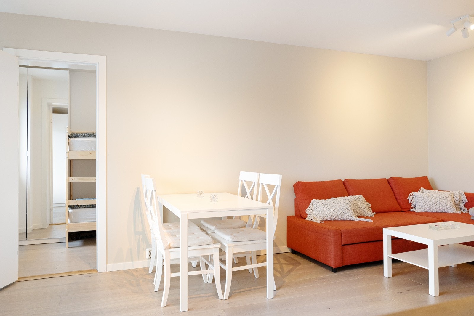 Det er også plass til spisebord med tilhørende spisebord. Galleribilde