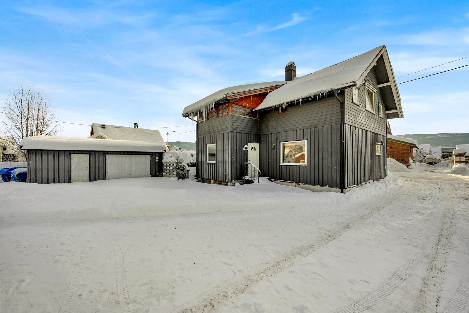 Enebolig med 2 etasjer + garasje - Totalt 201 m² BRA Galleribilde