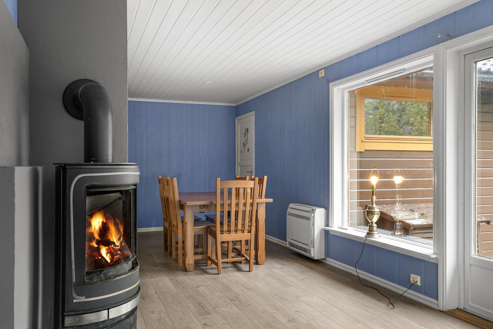 Koselig vedovn for kalde vinterdager. Galleribilde