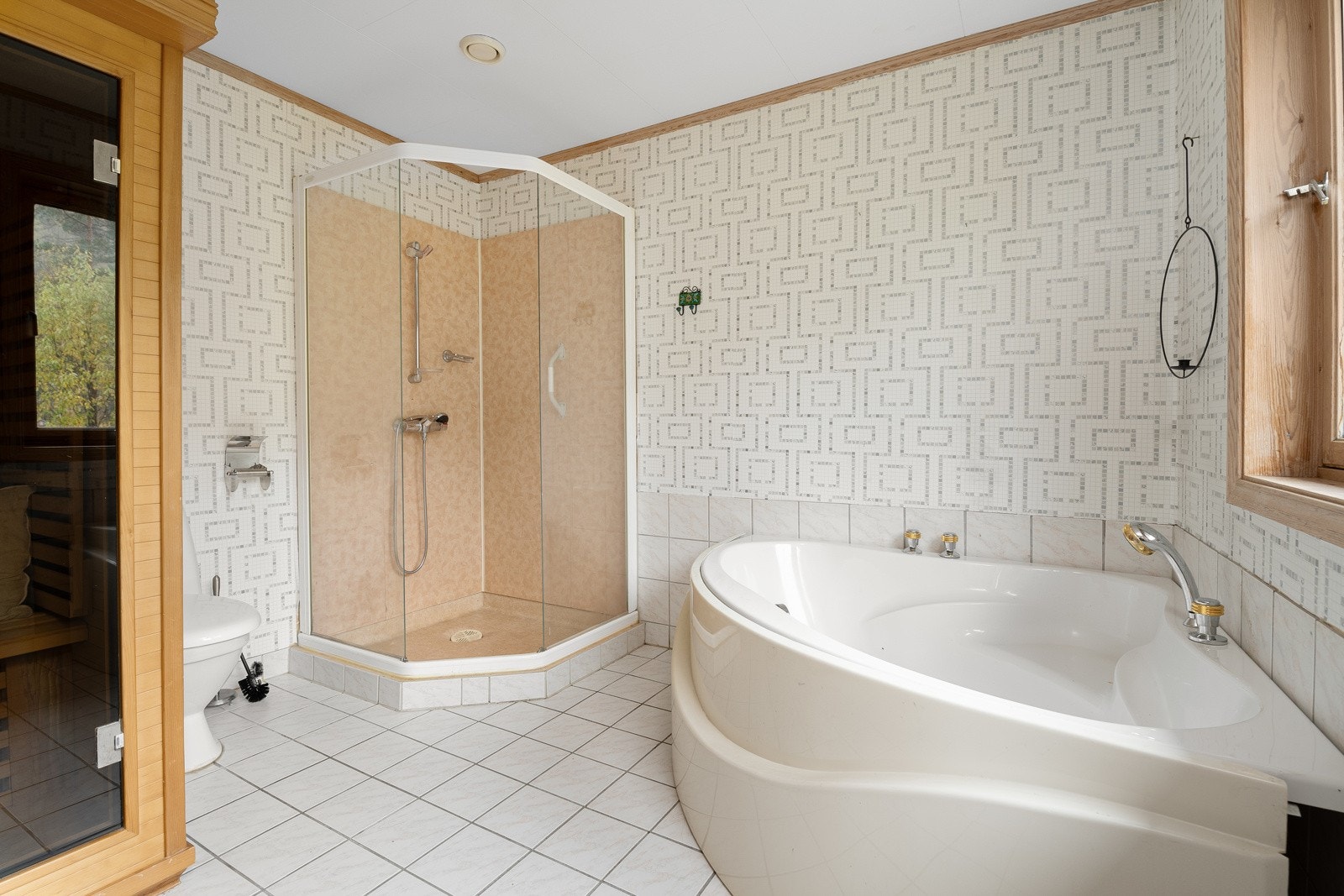 Romslig bad med dusj, hjørnebadekar og badstue. Galleribilde