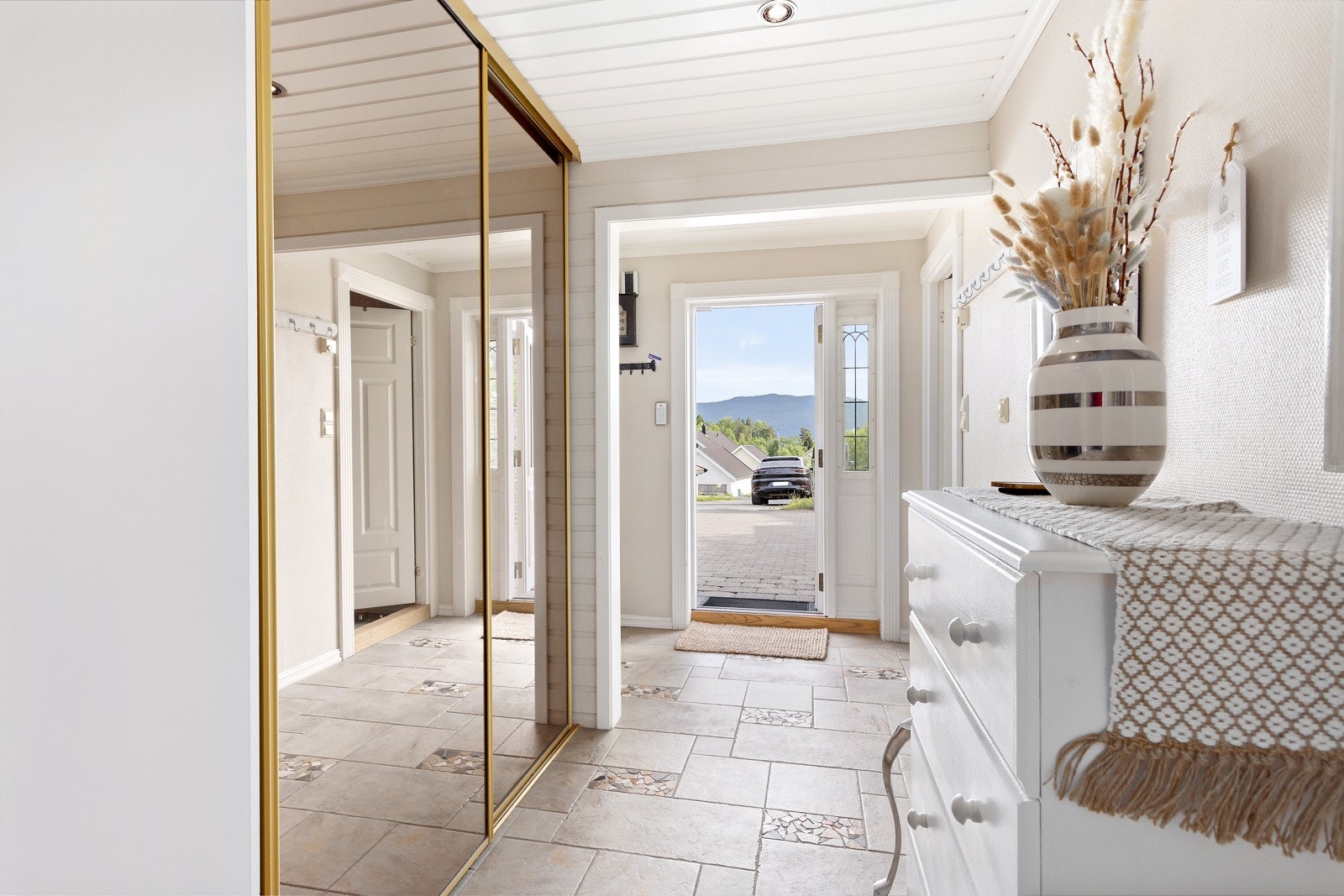 Entréen er lys og trivelig. God plass til å henge fra seg klær. Galleribilde