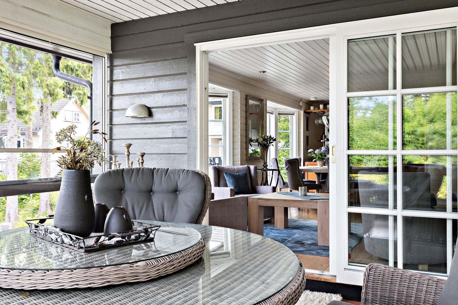 Fra stuen er et utgang til koselig overbygd terrasse. Galleribilde