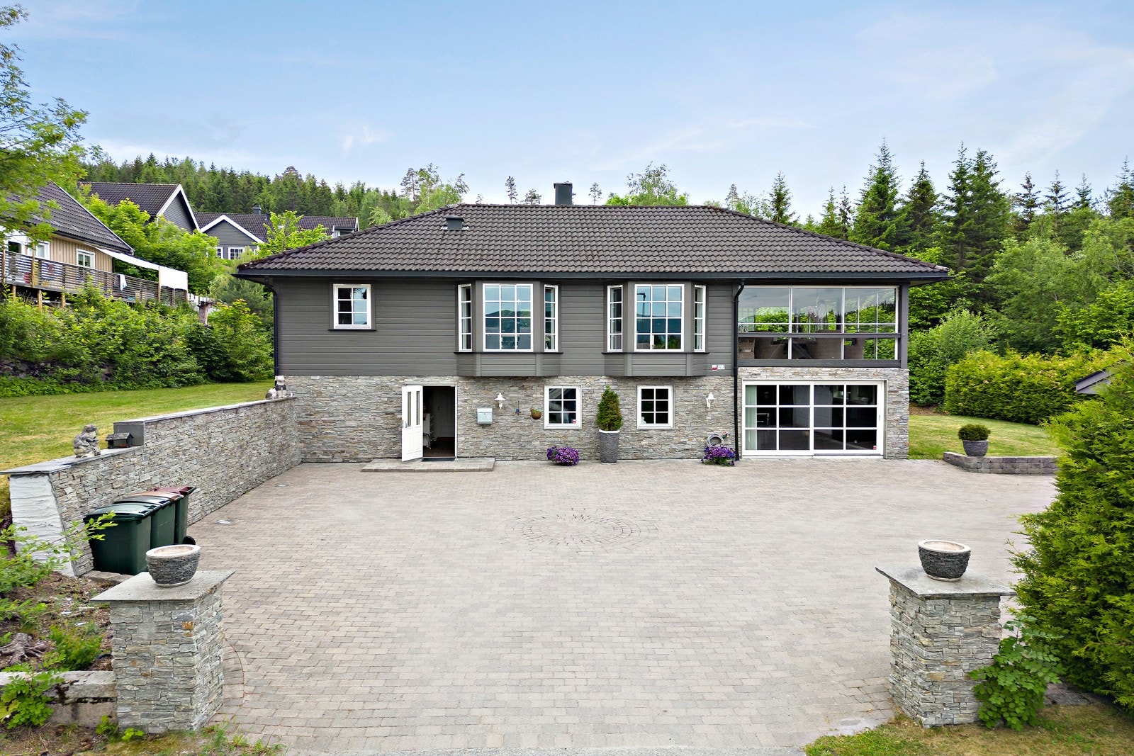 Belegningsstein og murer gir et godt førsteinntrykk. Galleribilde