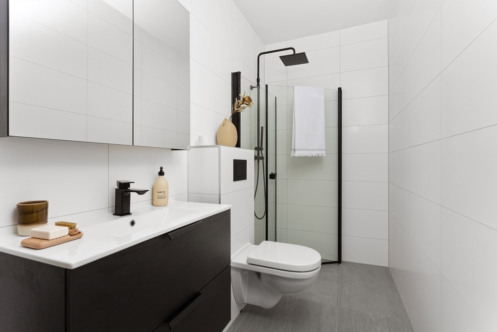 Smakfulle bad med moderne sorte detaljer. Dette er badet i 2.etasje. Bilde er fra tilsvarende nabobolig Galleribilde