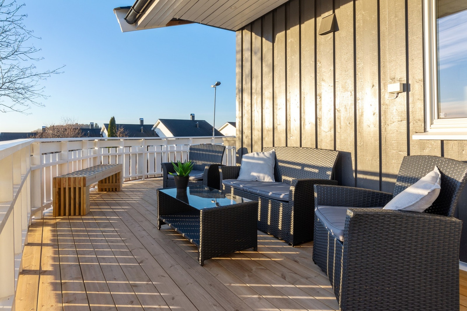 Leiligheten er på ett plan og ligger fint til på enden av rekka. Utvidet terrasse med svært gode solforhold. Galleribilde