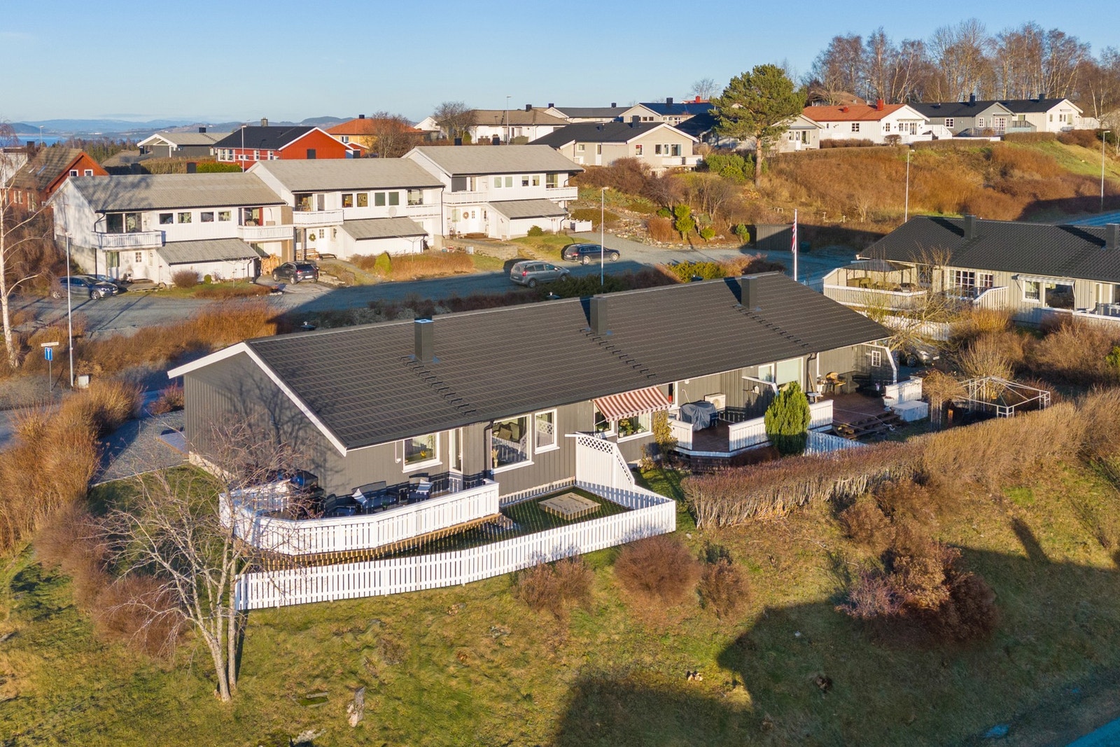 Fasade. Boligen ligger i gangavstand til flere barnehager, barneskole, idrettanlegg og matbutikk. Avstand til sentrum er ca 2,5 km. Galleribilde